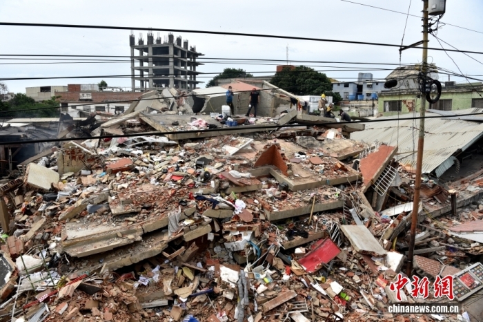 当地时间7月3日，委内瑞拉拉瓜伊拉州卡迪拉玛，中国蓝天救援队员在废墟上参与搜救。截至7月4日，委内瑞拉日前发生的两次强震造成的死亡人数上升至2954人，受伤人数上升至16592人。<a target='_blank' href='/'>中新社</a>记者 林春茵 摄